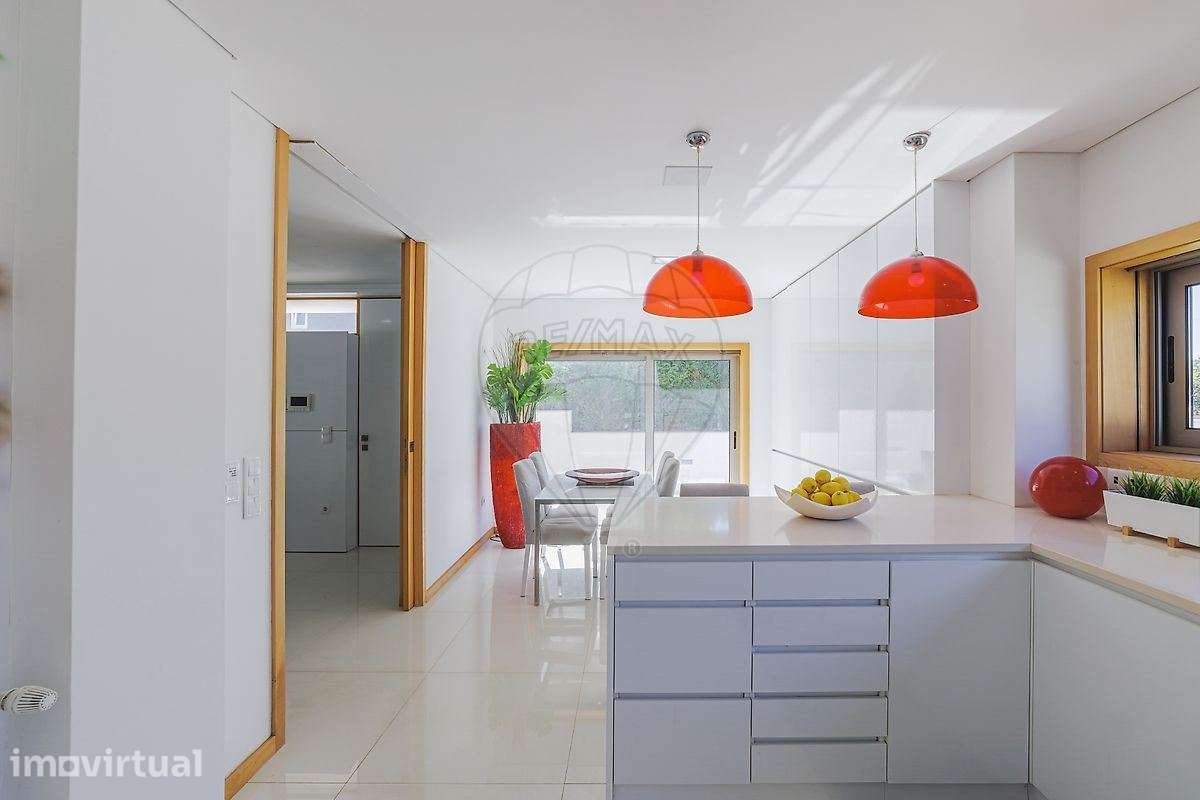 MORADIA T4 DE EXCELÊNCIA COM PISCINA AQUECIDA E VISTA MAR | ARCOZEL... - Grande imagem: 5/30