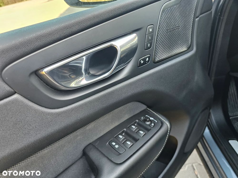 Volvo XC 60 D4 R-Design - 9