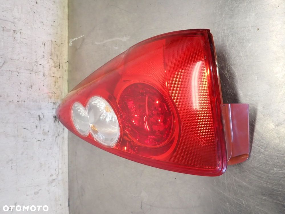 LAMPA PRAWA TYLNA MAZDA 5 2.0 - 2