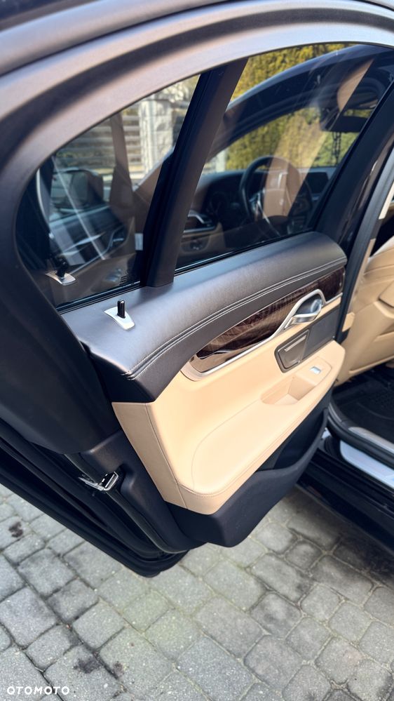 BMW Seria 7 750i xDrive - 14