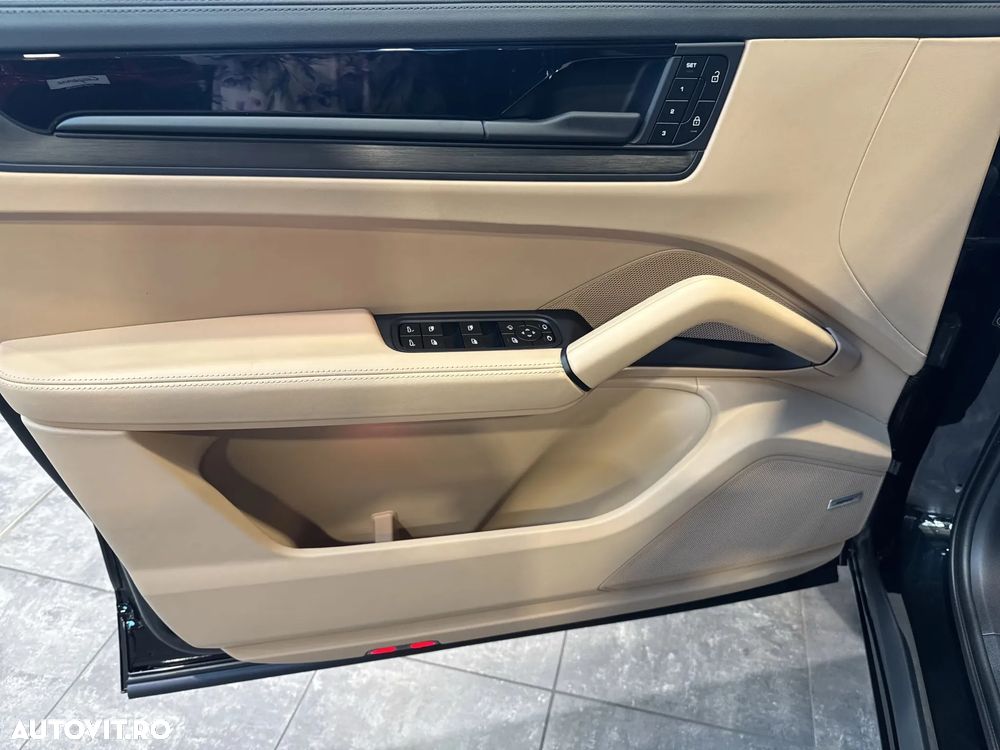 PORSCHE Cayenne Coupe 2026 — imagine 13