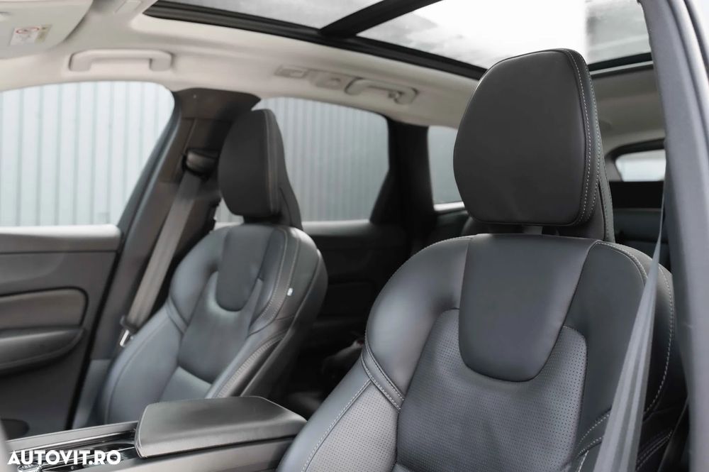 Volvo XC 60 B4 MHEV AT AWD Plus Dark - 20