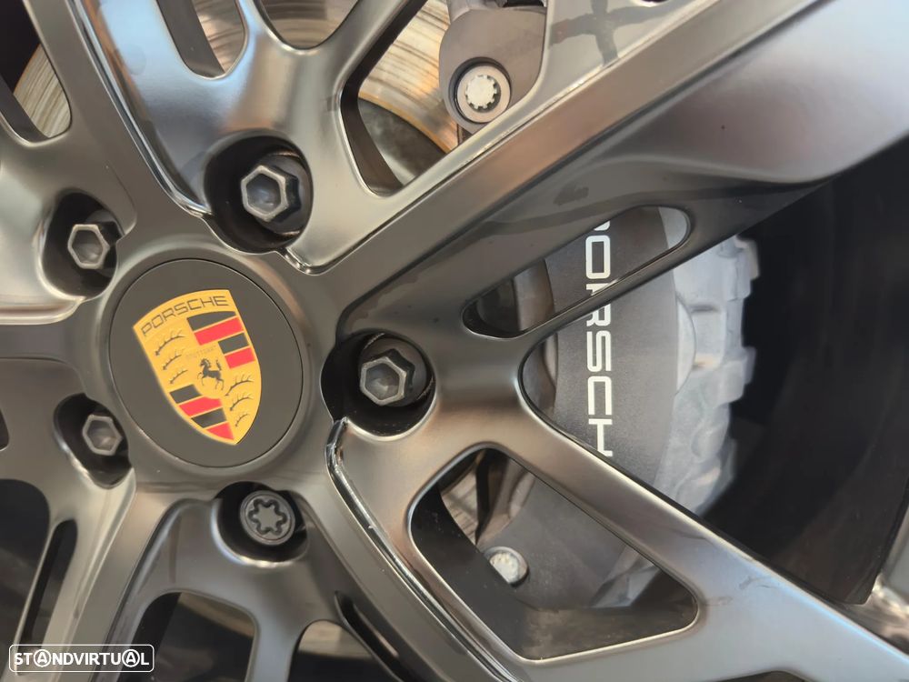Porsche Taycan Cross Turismo 4 - 12