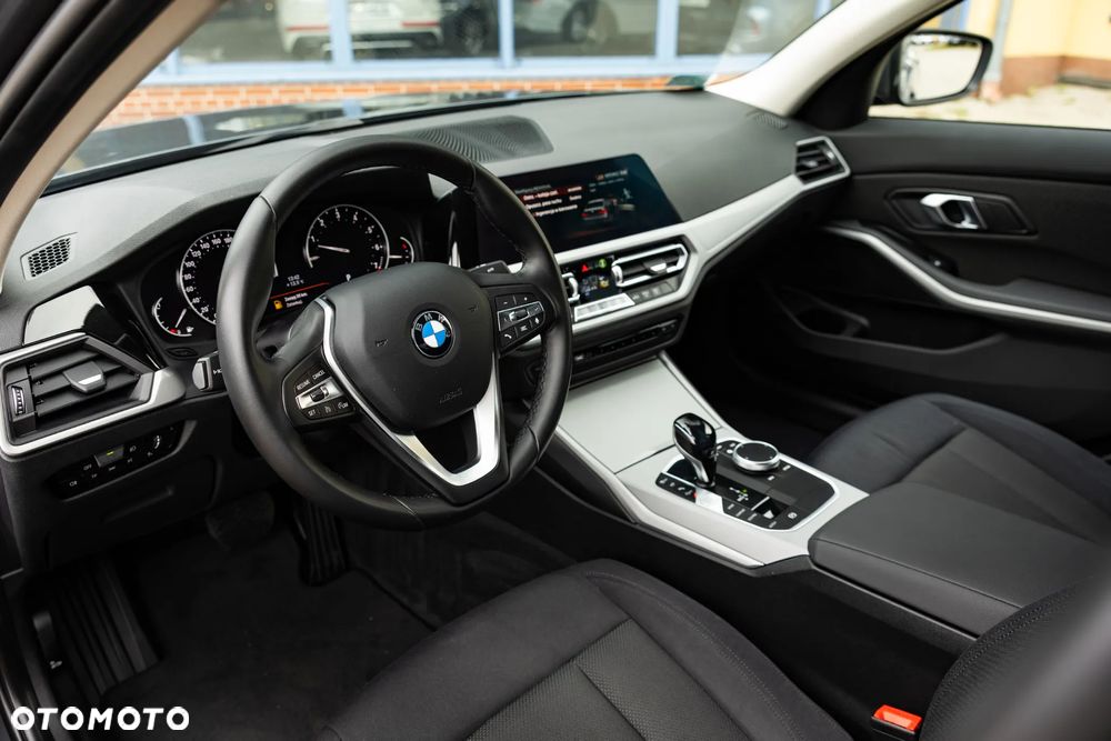 BMW Seria 3 320i - 17