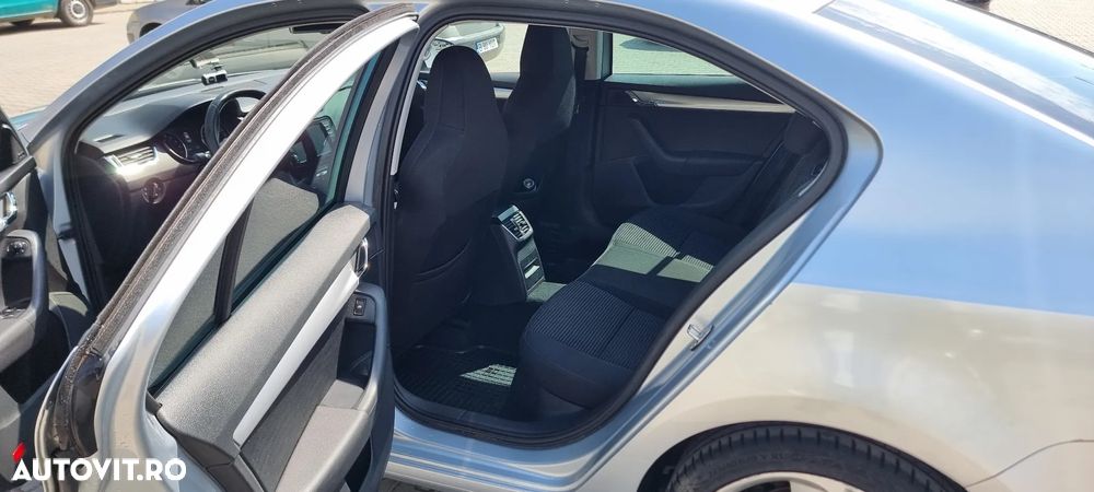 Skoda Octavia 2.0 TDI DSG 4X4 RS - 9