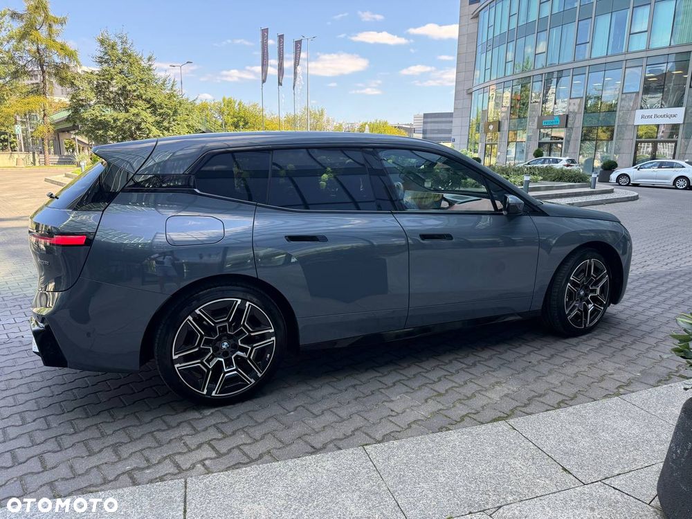 BMW iX - 9