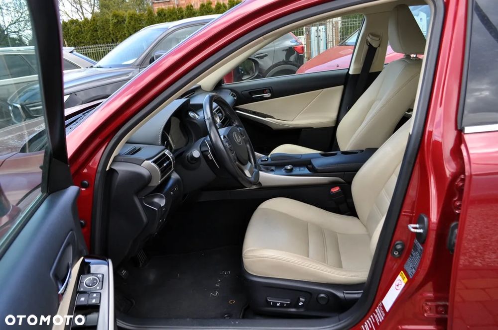 Lexus IS 200t Prestige - 12