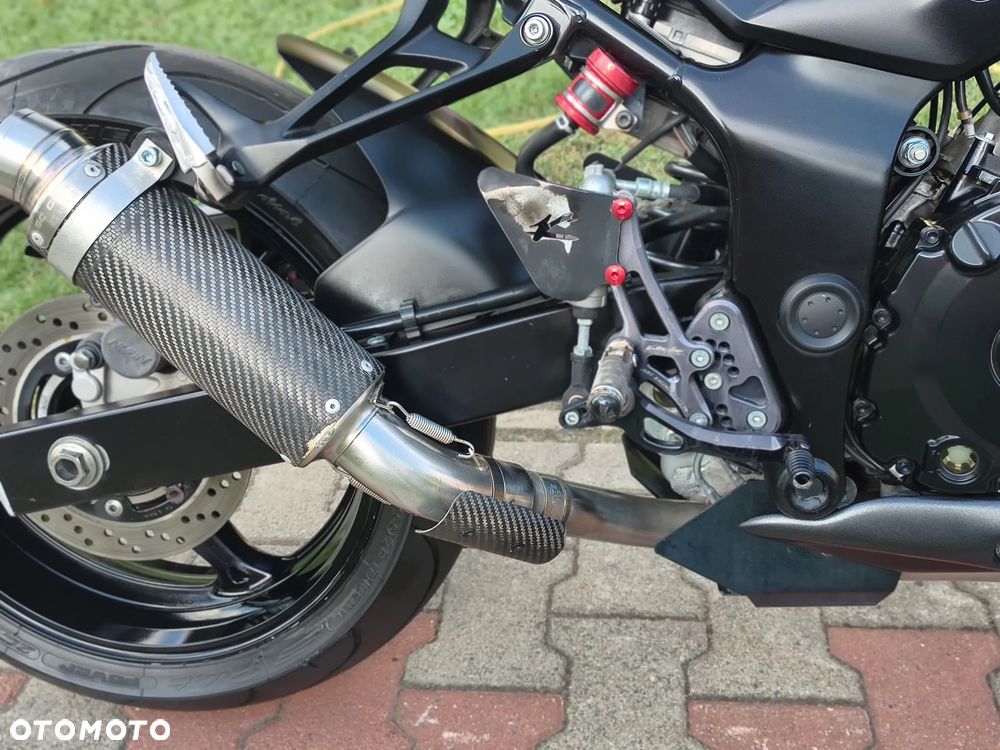 Suzuki GSR - 13