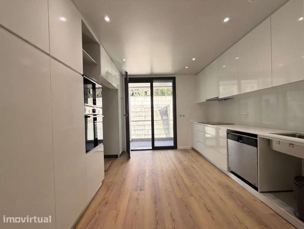 Apartameto T4 Duplex com  garagem em zona da Solum - Grande imagem: 3/13