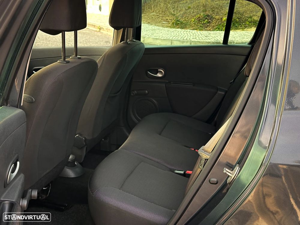 Renault Clio 1.2 16V Dynamique S - 12