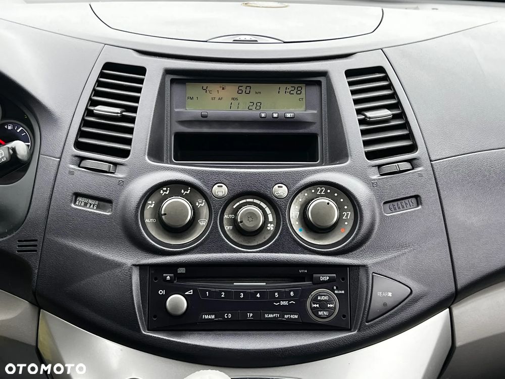 Mitsubishi Grandis 2.4 Intense - 17
