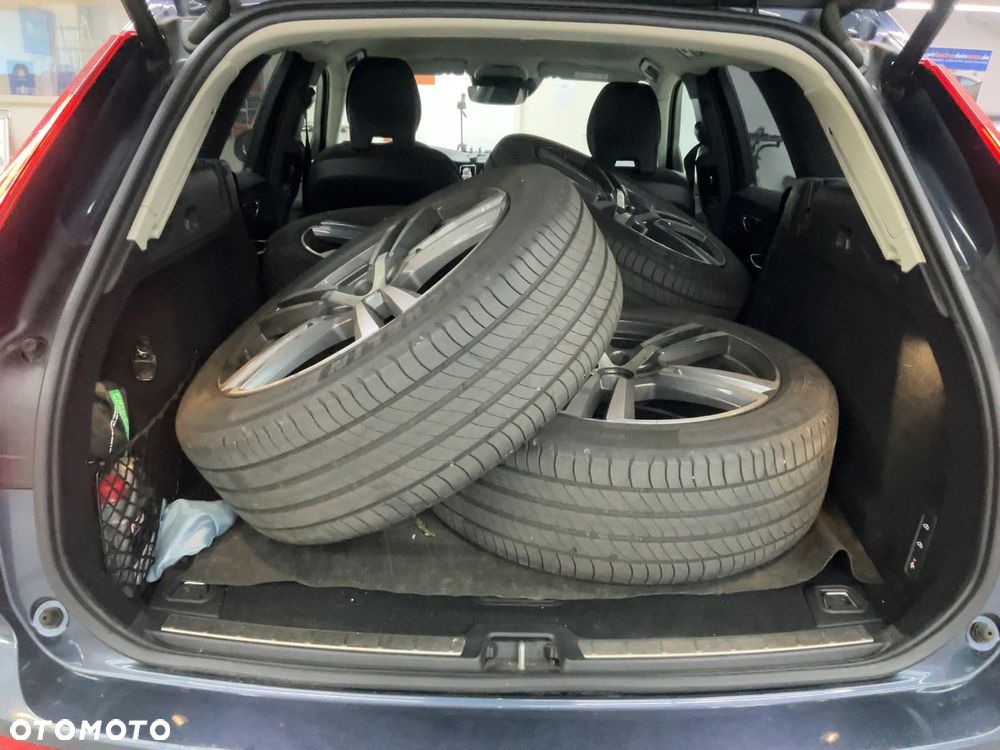 Volvo XC 60 B4 D AWD Momentum Pro - 4