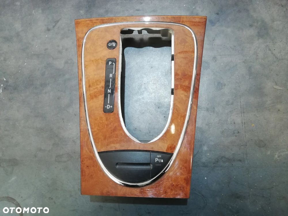 MERCEDES E W211 RAMKA LEWARKA BIEGÓW KONSOLI 02-06 2118216958 - 1