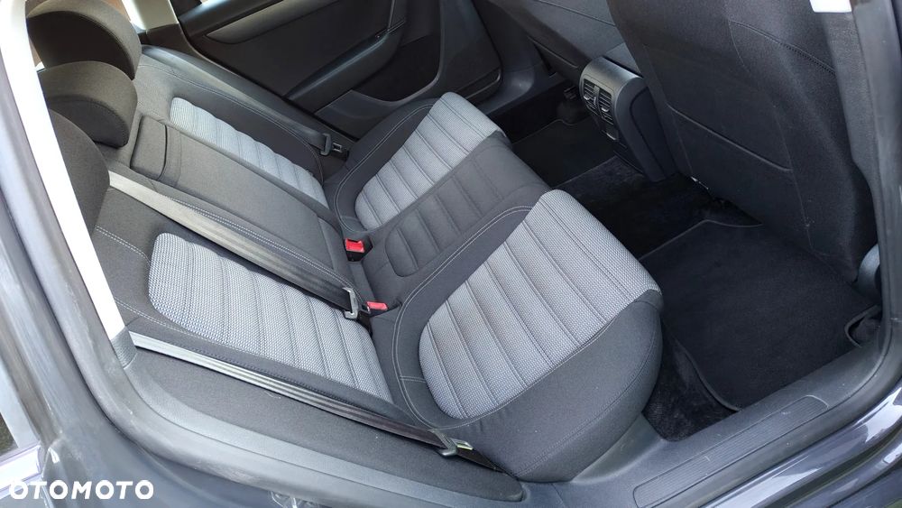 Volkswagen Passat 2.0 TDI Highline - 36