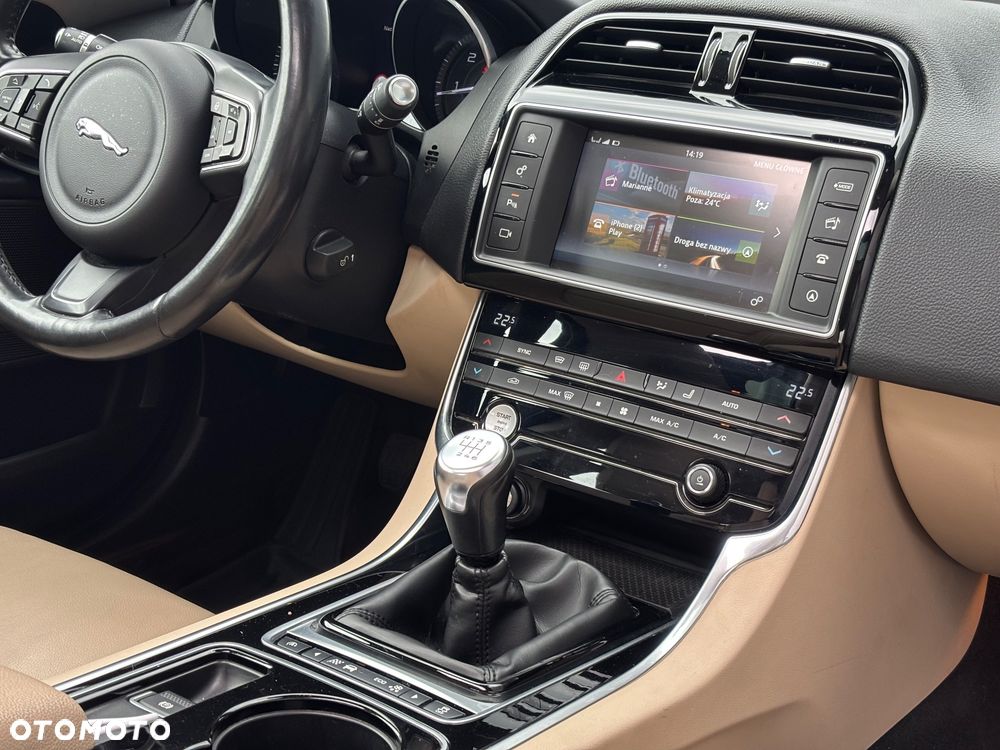 Jaguar XE 2.0 D Prestige - 24