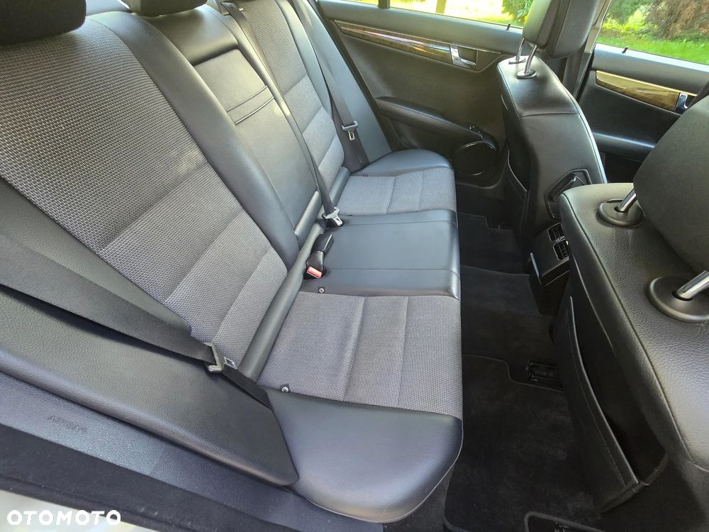 Mercedes-Benz Klasa C 220 CDI DPF Automatik Elegance - 32