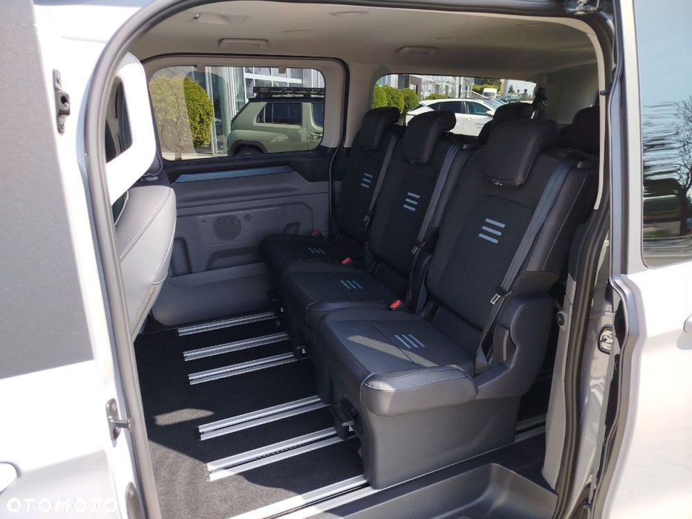 Ford Tourneo Custom - 12