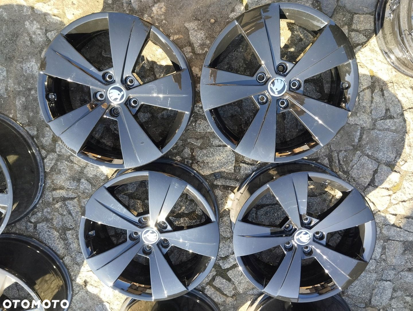 SKODA Super Felgi Alu 5x112 17 3V0 Czarny połysk - 5