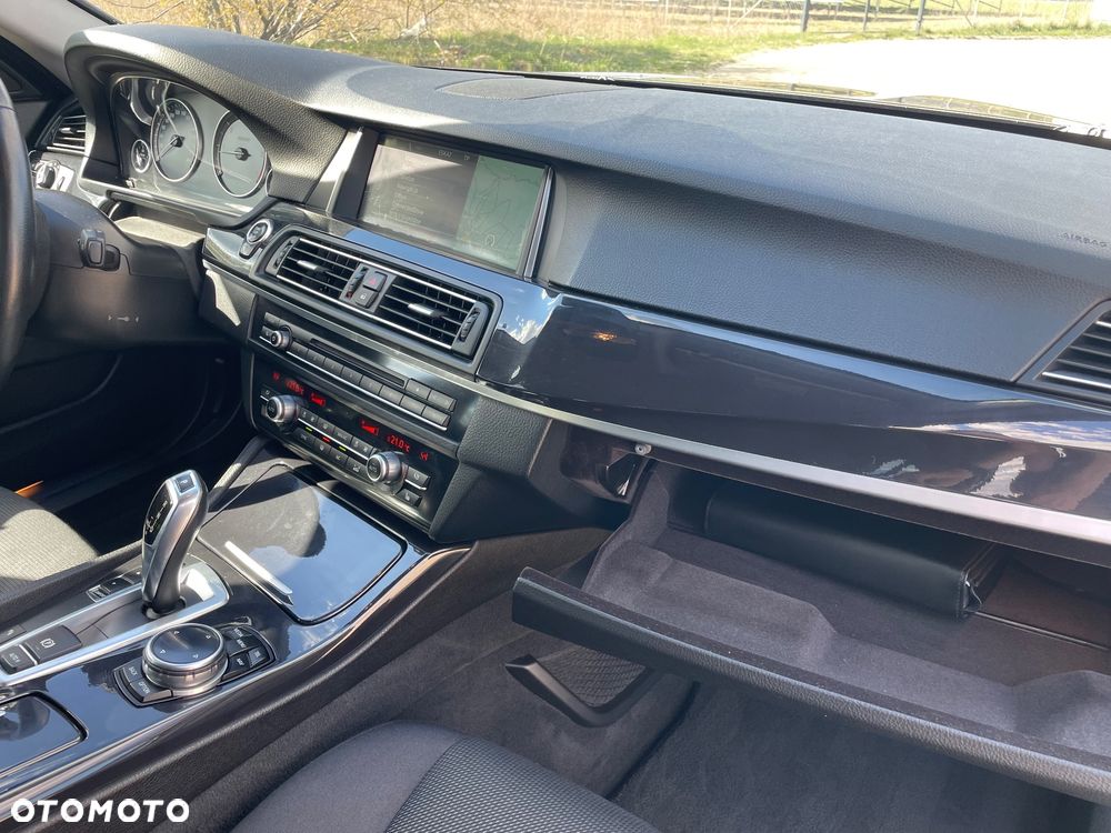 BMW Seria 5 525d Luxury Line - 34