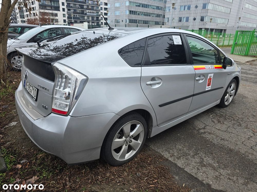 Toyota Prius (Hybrid) - 4