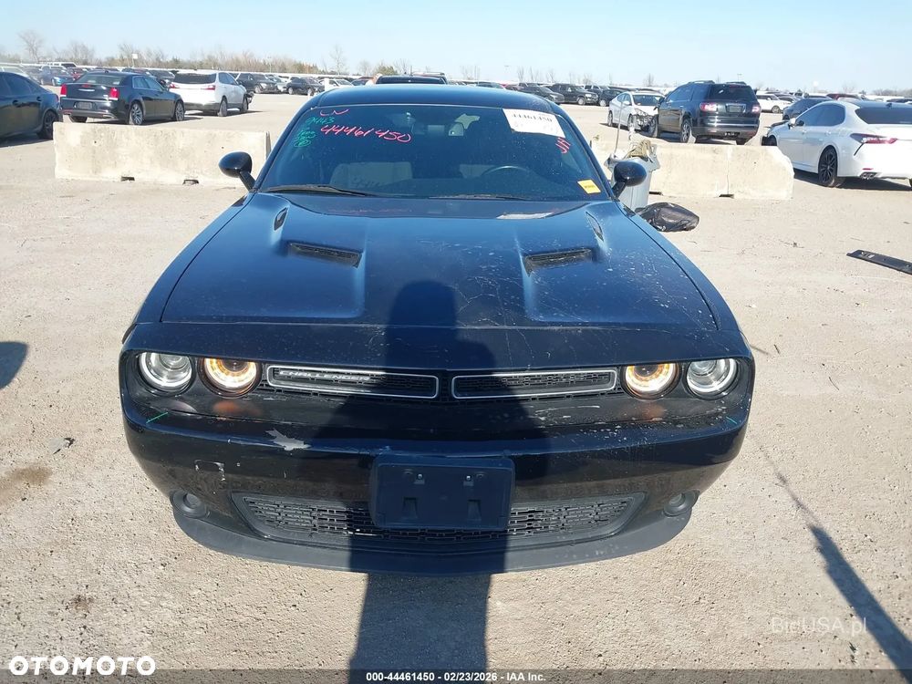 Dodge Challenger - 12