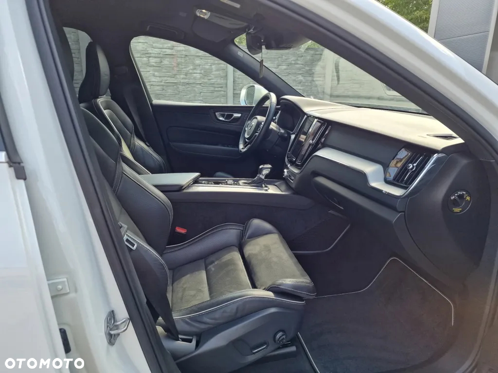 Volvo XC 60 D4 R-Design - 24