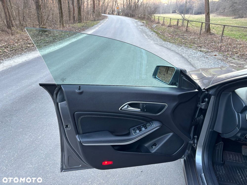Mercedes-Benz CLA 180 7G-DCT UrbanStyle Edition - 12