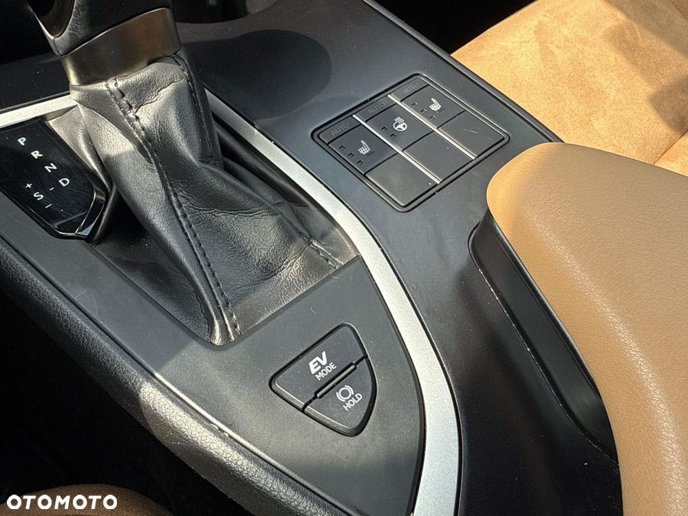 Lexus UX - 25