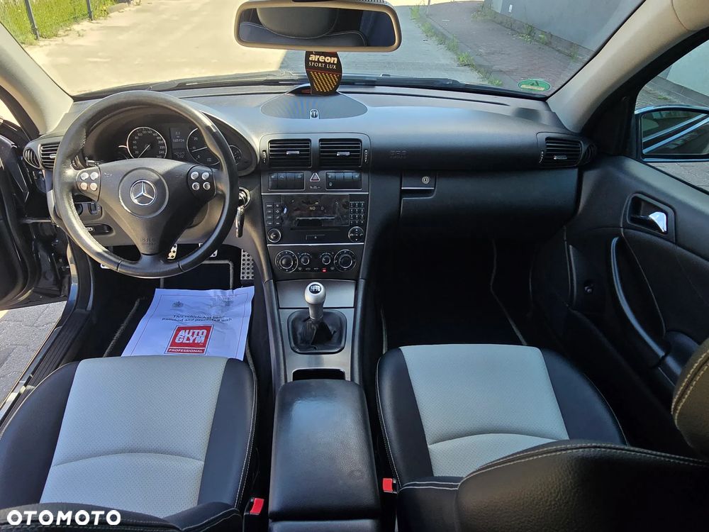 Mercedes-Benz Klasa C 180 Kompressor Sportcoupe - 28