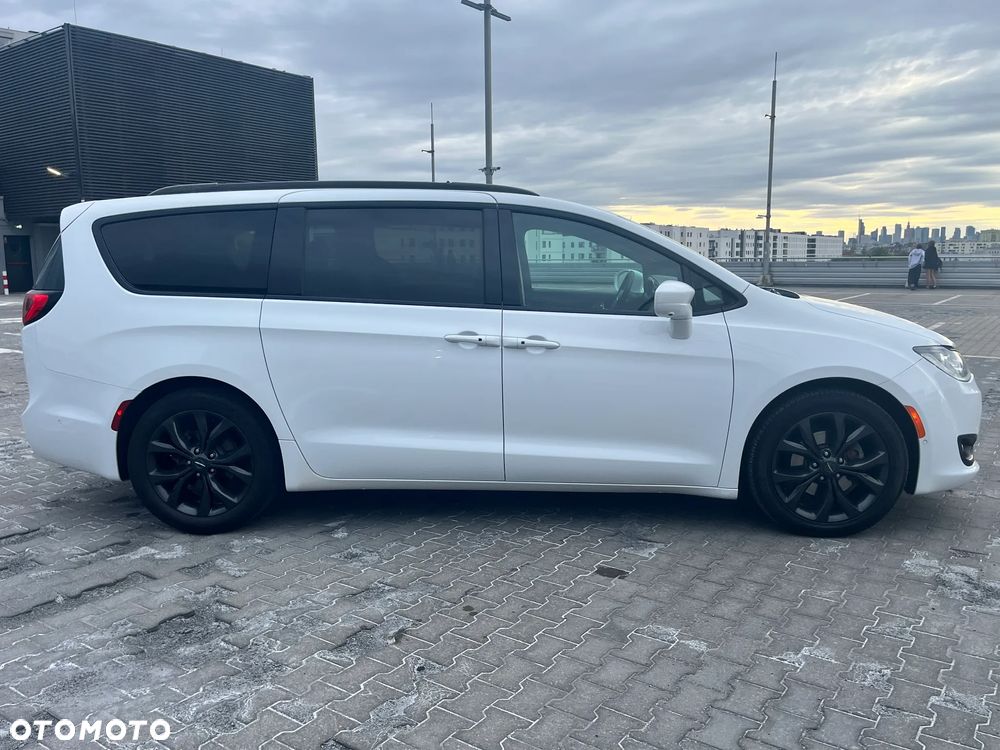 Chrysler Pacifica - 11
