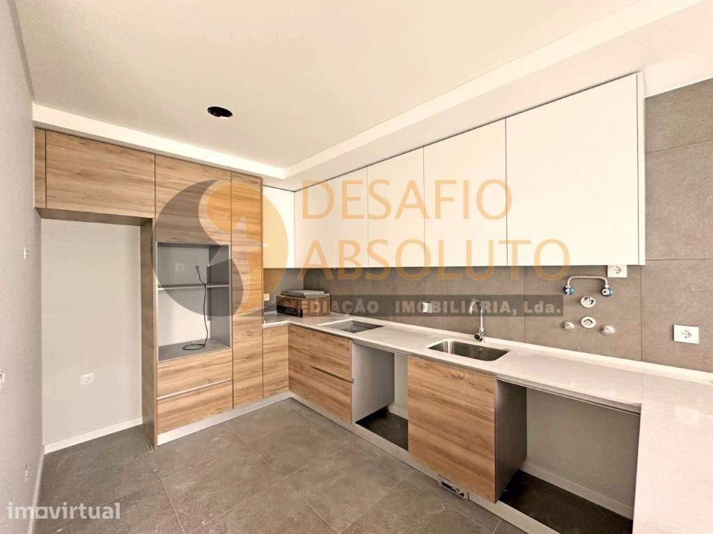 Moradia Geminada T4, 3 Suites c/ Piscina. Fernão Ferro - Grande imagem: 4/16