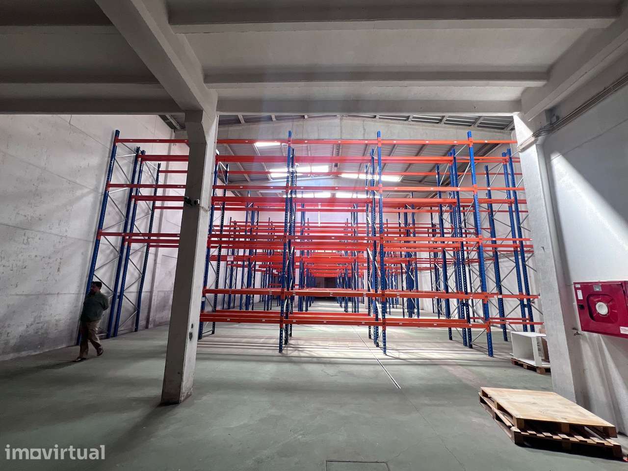 Armazém de 877 m² com escritório e sala de descanso - Grande imagem: 2/10