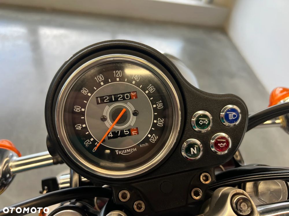Triumph Bonneville - 8