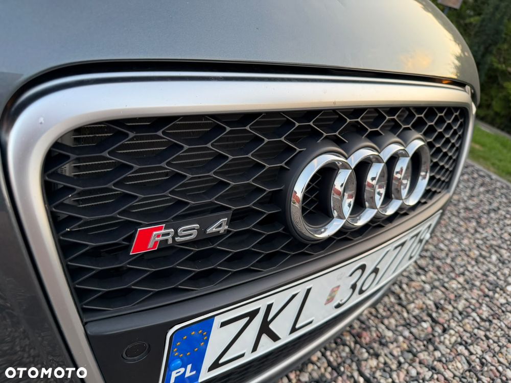 Audi RS4 Limousine Standard - 28