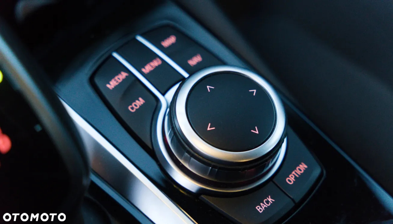 BMW Seria 5 520i - 32