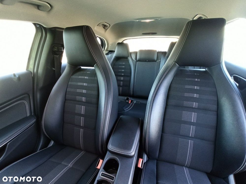 Mercedes-Benz GLA - 32