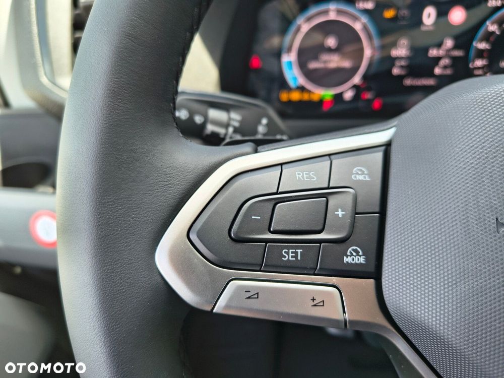 Volkswagen Crafter 2,0 l EURO VI SCR 163 KM / skrzynia biegów: Przedni napęd automatyczna 8-biegowa rozstaw osi: 4490 mm - 13