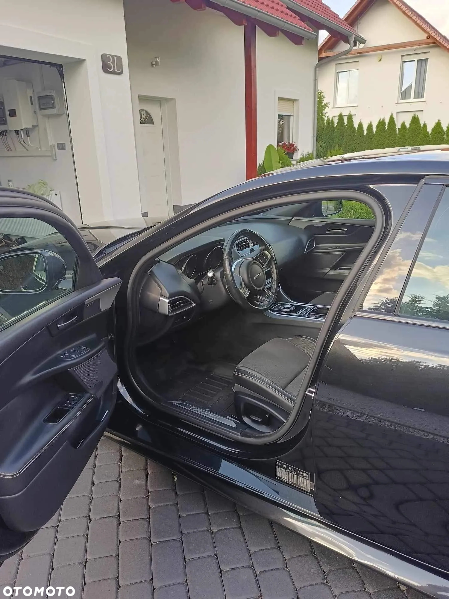 Jaguar XE 2.0 D R-Sport - 8