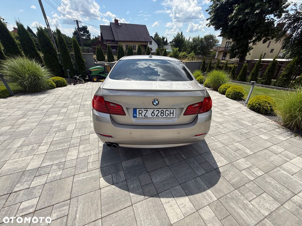 BMW Seria 5 528i xDrive Sport-Aut Luxury Line - 9