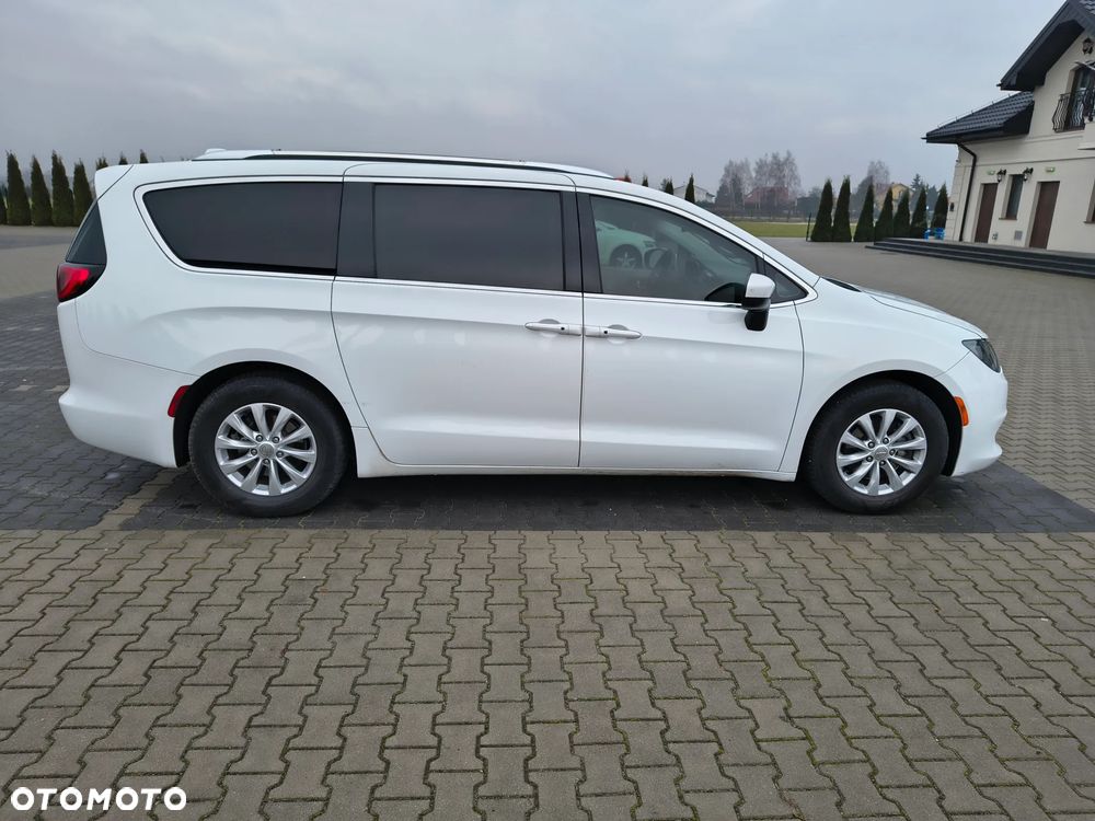 Chrysler Pacifica - 14