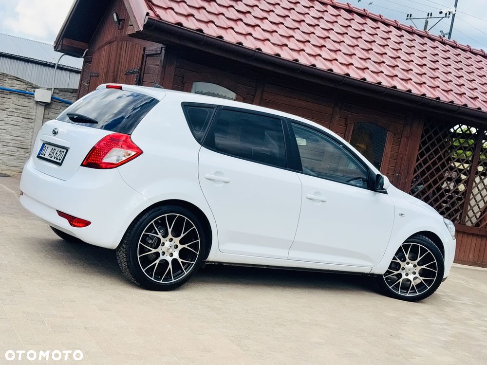 Kia Ceed 1.4 CVVT Dream-Team Edition - 2