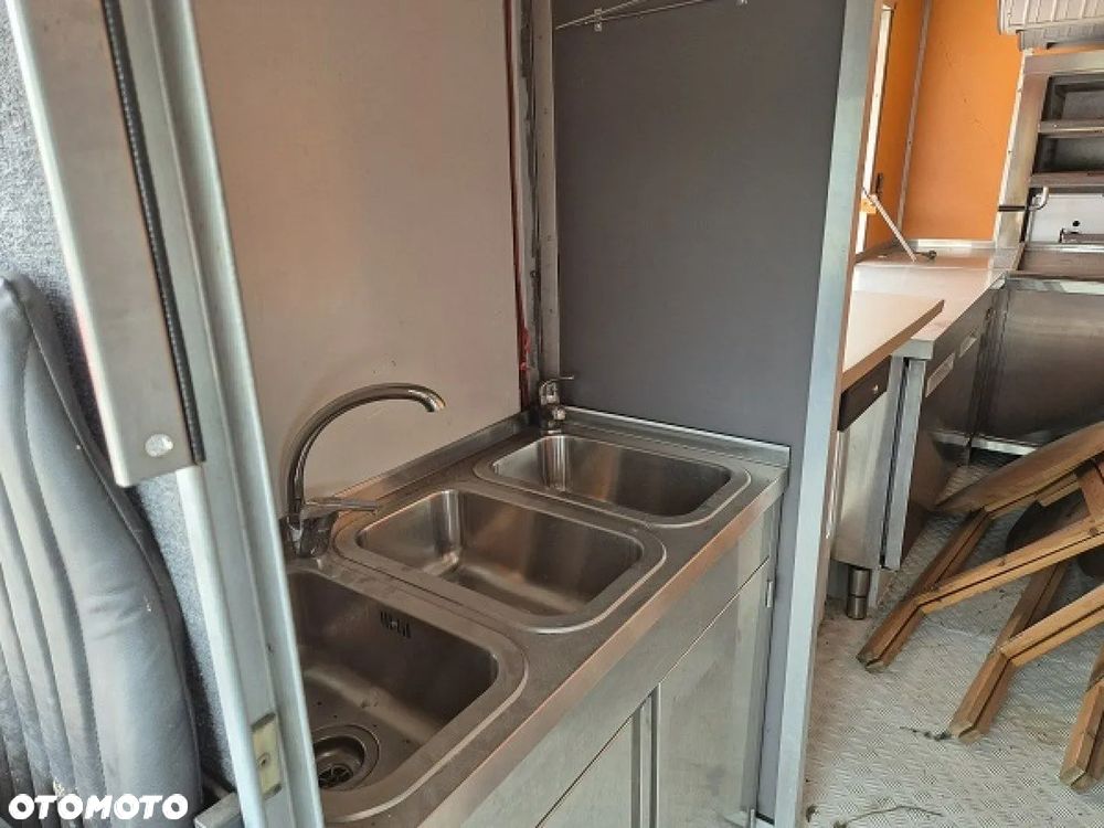 Mercedes-Benz Food Truck, 609 D - 8