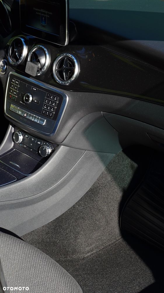 Mercedes-Benz CLA 180 7G-DCT - 13