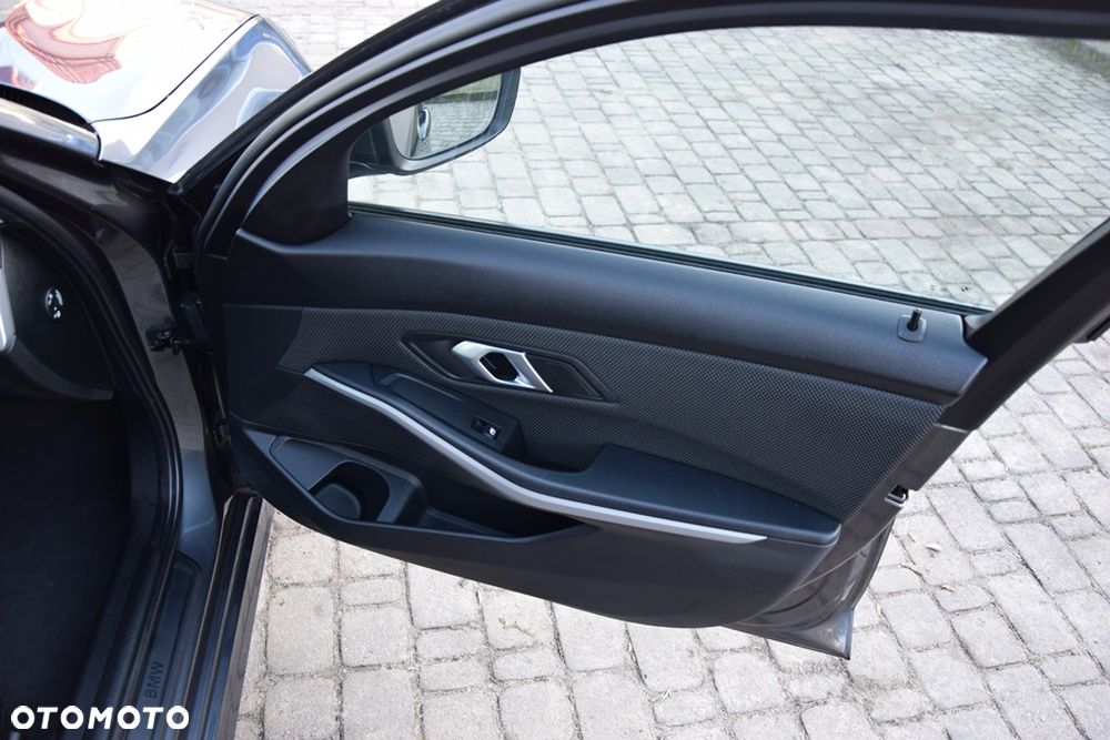 BMW Seria 3 318d Edition M Sport Shadow - 29