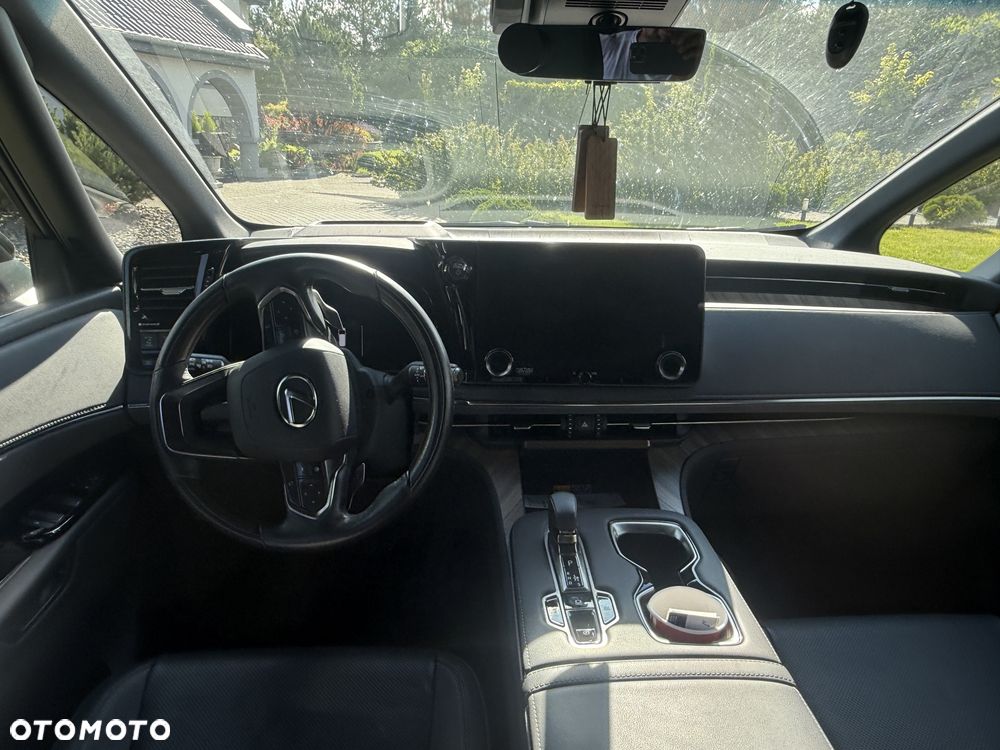 Lexus LM - 4