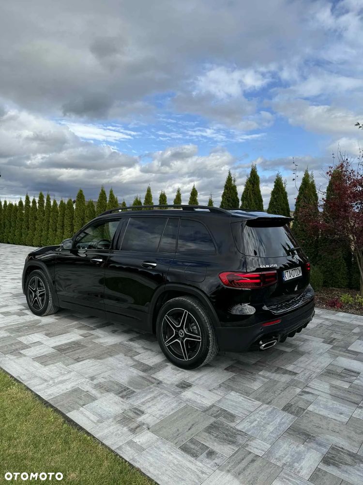 Mercedes-Benz GLB 250 4-Matic AMG Line 8G-DCT - 3