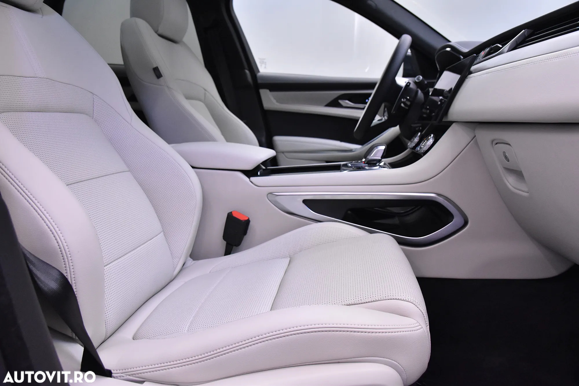 Jaguar F-Pace P250 AWD R-Dynamic SE - 13