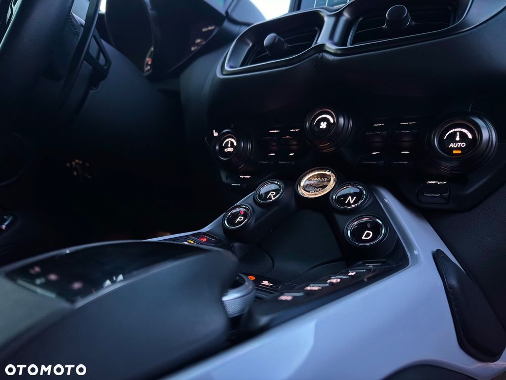 Aston Martin Vantage - 32
