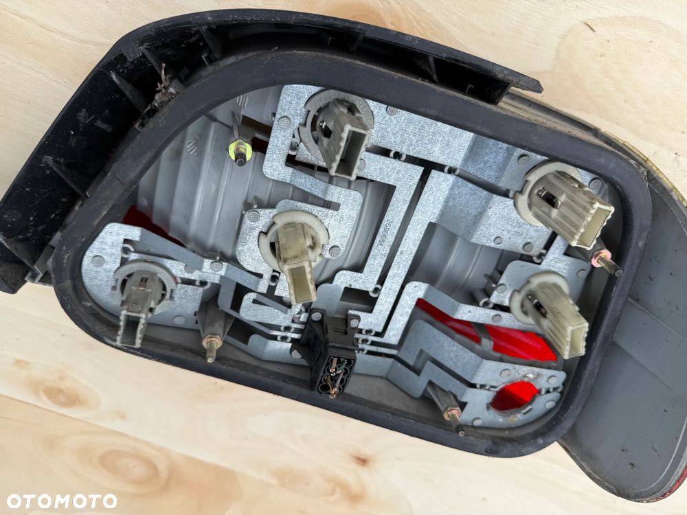 LAMPY TYLNE BMW E38 KOMPLET KRYSZTAŁKI OPRAWKI LAMPA TYŁ LEWA PRAWA WKŁADKI ŻARÓWEK WKŁADKA ŻARÓWKI OPRAWKA - 11