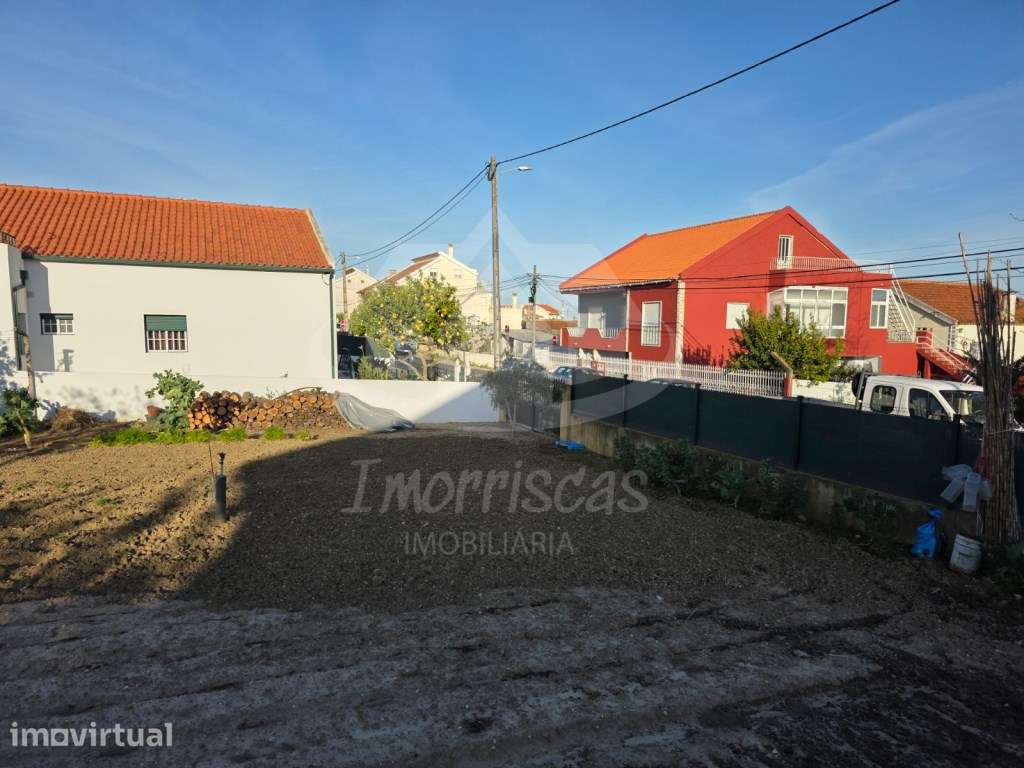 Terreno de gaveto urbano com 210 m², legalizado na Portela da Azóia - Grande imagem: 5/11